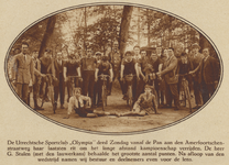 872660 Groepsportret van leden en bestuur van de Utrechtse sportclub Olympia, bij de laatste wedstrijd wielrennen lange ...